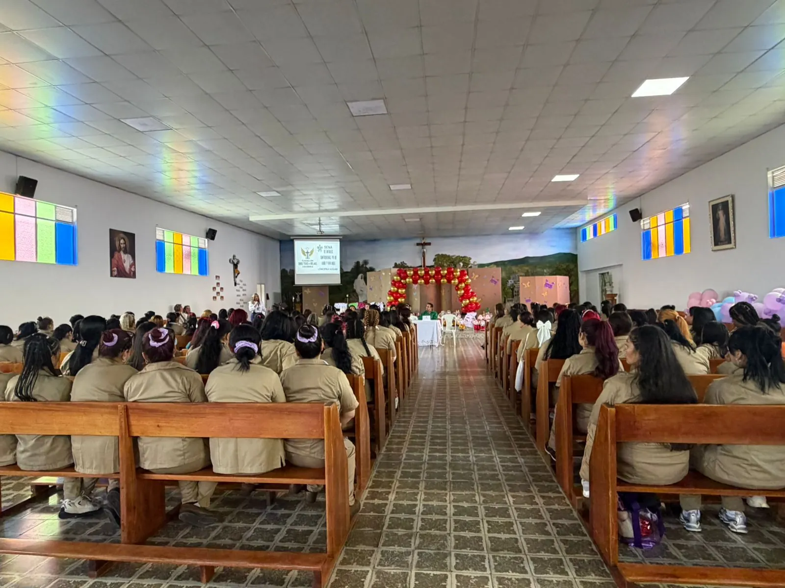 Cientos de mujeres reunidas en la capilla de El Buen Pastor durante una jornada de la fundación.
